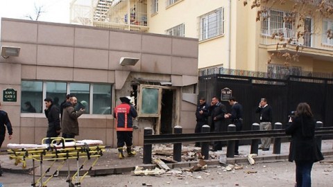 ABŞ konsulluğu qarşısında partlayış təhl&uuml;kəsi