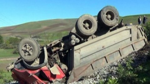 Hacıqabulda iki y&uuml;k maşını toqquşub