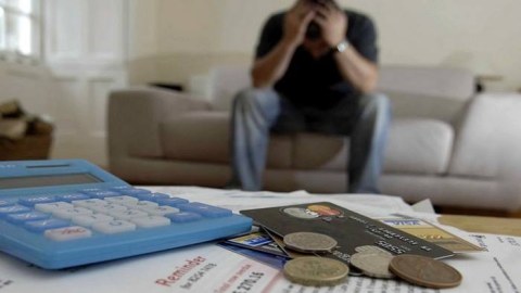Problemli kreditlər artır: “Çünki azərbaycanlılar qazanmadığı pulu xərcləyirlər...”
