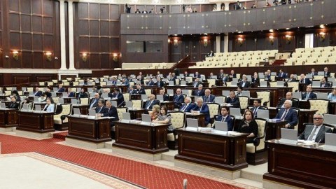 Deputatların etik davranış qaydaları ilə bağlı qalmaqallı sənəd növbədənkənar iclasa çıxarılır  