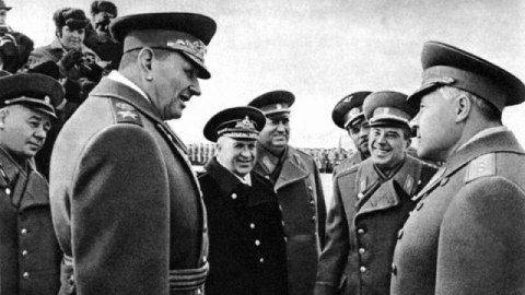 M&uuml;dafiə nazirinin etirazı: &ldquo;Brejnev yalnız mənim meyitimin &uuml;st&uuml;ndən ke&ccedil;məklə marşal r&uuml;tbəsi ala bilər&rdquo; - MARAQLI