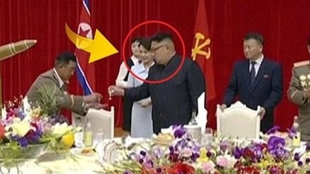 Şimali Koreya prezidentinin gizli saxladığı xanımı görüntüləndi - FOTOLAR