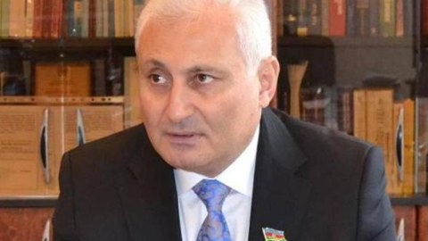 Baş redaktor işçisinin mənzil ala bilməməklə bağlı İTTİHAMINA cavab verib  