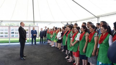 İlham Əliyevin Zaqatalada sakinlərlə dialoqu: “Maaş necədir?”