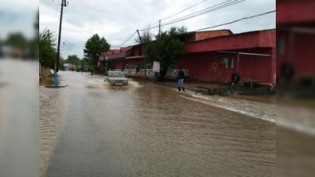 G&uuml;cl&uuml; yağışlar Rusiyada həyatı iflic etdi