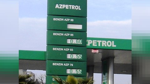 “Azpetrol”dan benzin alanlar narazılıq edirlər - Şirkət ittihamlara cavab verdi   