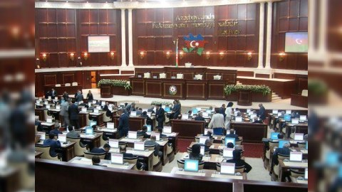Deputatlar xaricdə istirahətdən imtina ediblər  