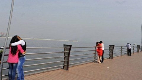 Bakıda maraqlı SORĞU - İctimai yerlərdə &ouml;p&uuml;şənləri, yerə t&uuml;p&uuml;rənləri qınadılar  &nbsp;