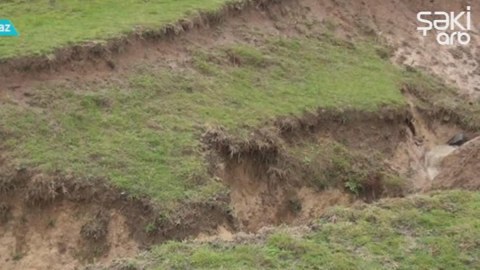 Torpaq s&uuml;r&uuml;şməsi turistlərlə əlaqəni kəsdi