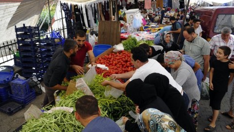 Türkiyədə bazarın bütün ərzaqları əhaliyə pulsuz paylanıldı - VİDEO 
