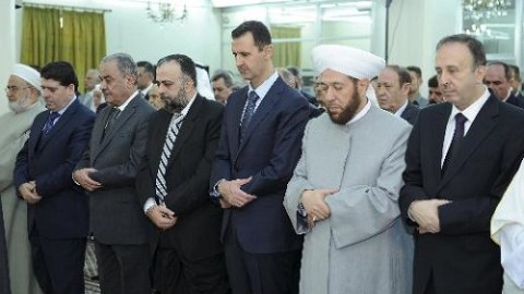 Əsəd İŞİD-dən alınan torpaqlarda namaz qıldı