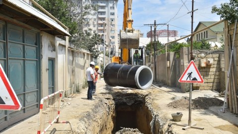 “Azərsu” yollarda kanalizasiya kollektoru tikir