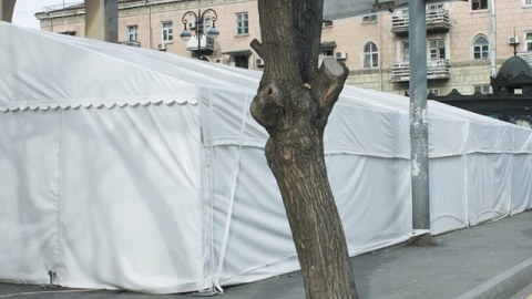 Metrostansiyaların girişindəki &ldquo;&ccedil;adır-bazar&rdquo;lar kimindir... - A&Ccedil;IQLAMA  &nbsp;