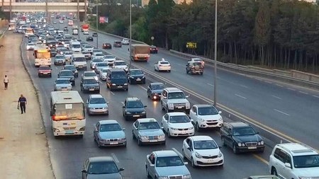 Bakının tıxacı: &ldquo;Bir məktəbli &uuml;&ccedil;&uuml;n 2-3 avtomobil gedir&rdquo;