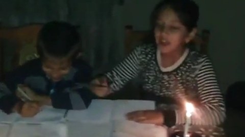 Şam işığında dərs hazırlayan kəlbəcərli köçkünlər ölkə rəhbərliyinə müraciət etdilər - VİDEO