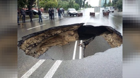 Bakıda daha bir yol çökdü - 