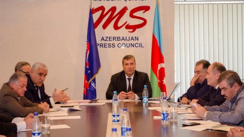 Rektor &uuml;&ccedil; saytı şikayət etdi - Mətbuat Şurası araşdırdı