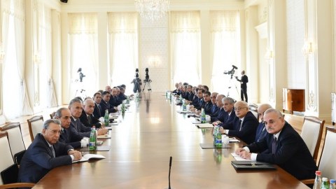 Prezident hökumətin iclasını keçirdi