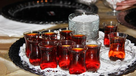 Qiyməti baha, keyfiyyəti aşağı - Yerli çay içməli, yoxsa xarici?..   