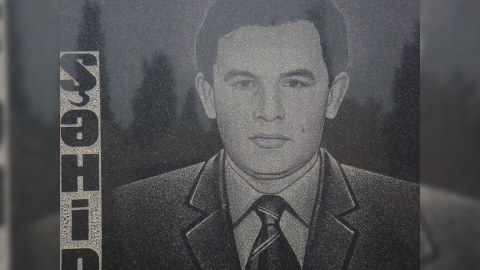 Ermənilərin gözü qarşısında düşmən bayrağına tüpürən azərbaycanlı əsir...