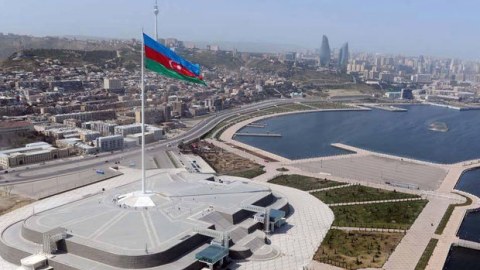 Dövlət Bayrağı Günü meydan bayraqsız qalacaq?...
