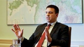 Estoniyanın baş naziri yol qəzasına düşüb
