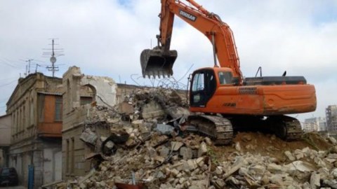 Girov qoyulan evlər s&ouml;k&uuml;l&uuml;r, banklar NARAHATDIR