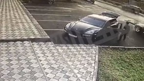 Azərbaycan vətəndaşının cəsədi olan “Porsche”ni atıb qaçdılar - Video
