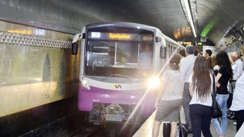 Metroda HADİSƏ - qadın relslərin üstünə yıxıldı   