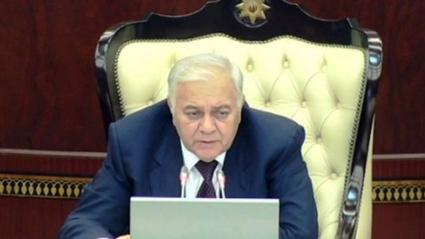 Oqtay Əsədov deputatlara irad tutdu: “Bir az sakit olun!”