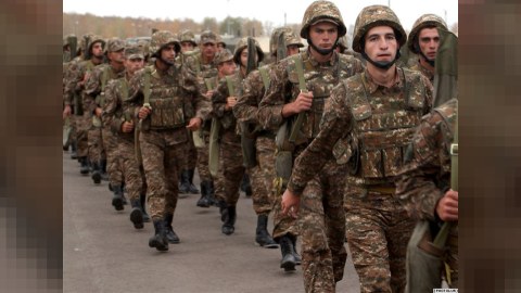 Erməni boksçu hərbi hissədə əsgərləri döyür