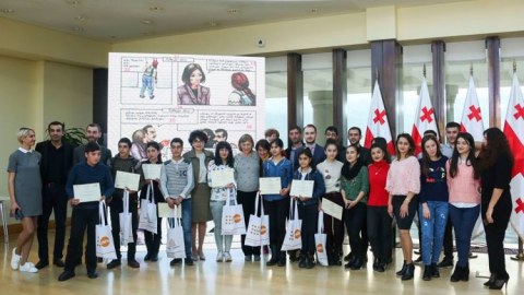 Prezidentin xanımı azərbaycanlı gəncləri mükafatlandırdı 