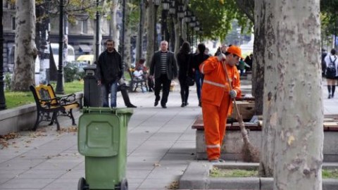 Bakıda zibil qutularını oğurlayırlar - K&uuml;&ccedil;ələri zibilləyənlərin yaratdığı PROBLEM &nbsp;