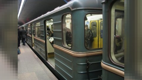 Metroda təhlükəli anlar: Sərnişin vaqonların arasında getməyə cəhd etdi