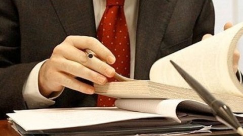 D&ouml;vlət qulluq&ccedil;ularına xidməti vəsiqənin verilmə qaydası m&uuml;əyyənləşib