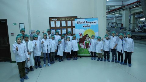 KİV n&uuml;mayəndələrinin &ouml;vladları Ulduz Şokolad fabrikində ekskursiyada
