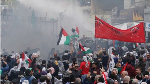 ABŞ səfirliyi qarşısında polis etirazçılara qarşı gözyaşardıcı qaz tətbiq edib