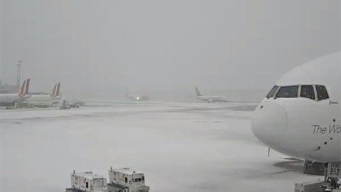 G&uuml;cl&uuml; qar Almaniyanın bir ne&ccedil;ə hava limanının işini iflic etdi