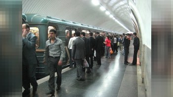 Bakı metrosunda HADİSƏ: 17 yaşlı gənc relslərinin üzərinə yıxıldı