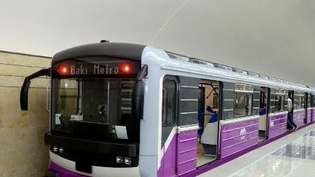 Metroda 30 yaşlı şəxs qatar relsinə yıxıldı