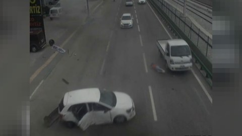 Arxa oturacaqda kəmər taxmayan sərnişin yola u&ccedil;du - VİDEO
