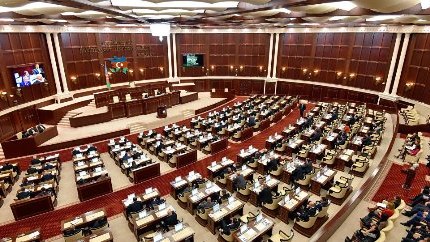Deputatları mandatdan məhrum edən dəyişiklik qəbul olundu