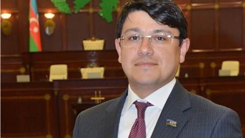 Komitə sədri eyni mənzilin bir neçə nəfərə satılmasından DANIŞDI   