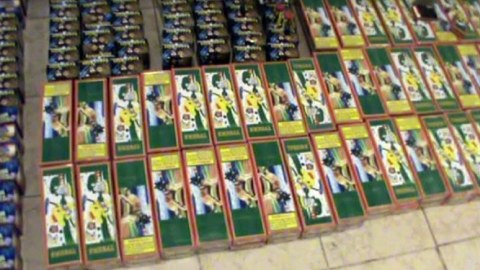 Gömrükçülər partlayıcı fişəngləri müsadirə etdilər - FOTOLAR