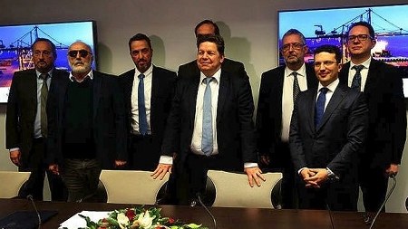 Yunanıstan Saloniki limanını satdı