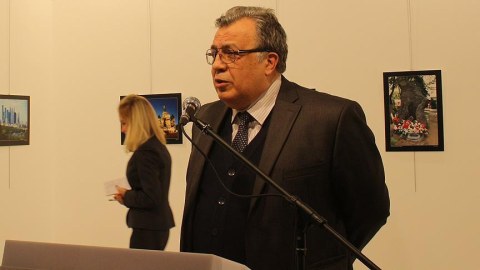 Rusiya səfirinin &ouml;ld&uuml;r&uuml;ld&uuml;y&uuml; sərginin təşkilat&ccedil;ısı həbs edildi
