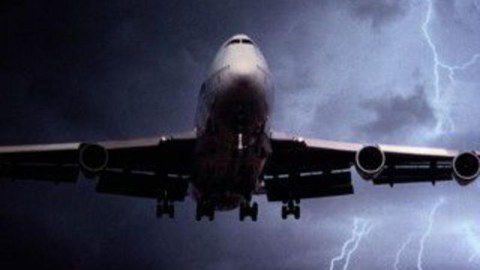 G&uuml;rc&uuml;standan Yunanıstana u&ccedil;an təyyarəni ildırım vurub