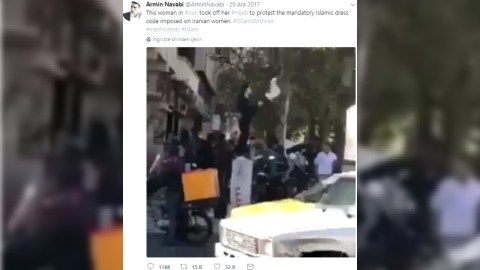 İranlı gənc qız baş örtüyünü açdı - Video