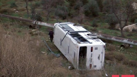 Avtobusu aşırandan sonra hadisə yerindən qaçan sürücü saxlanılıb - Əvvəllər məhkum olunub