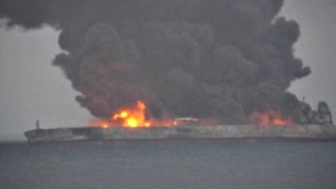 Çin sahillərində toqquşan tanker partlaya bilər 